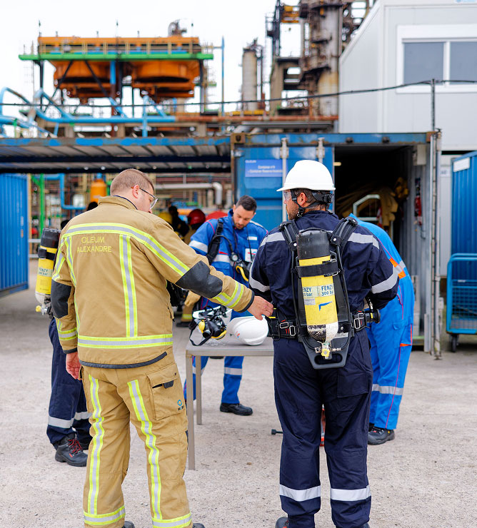 SCBA equipment to learn how to work in confined spaces