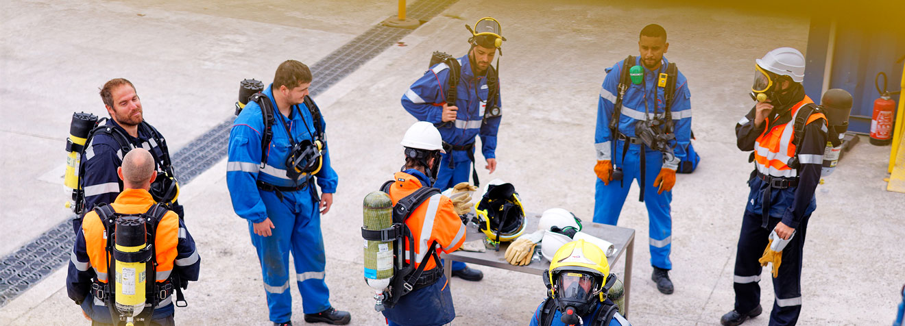 Group training exercise involving the use of safety equipment