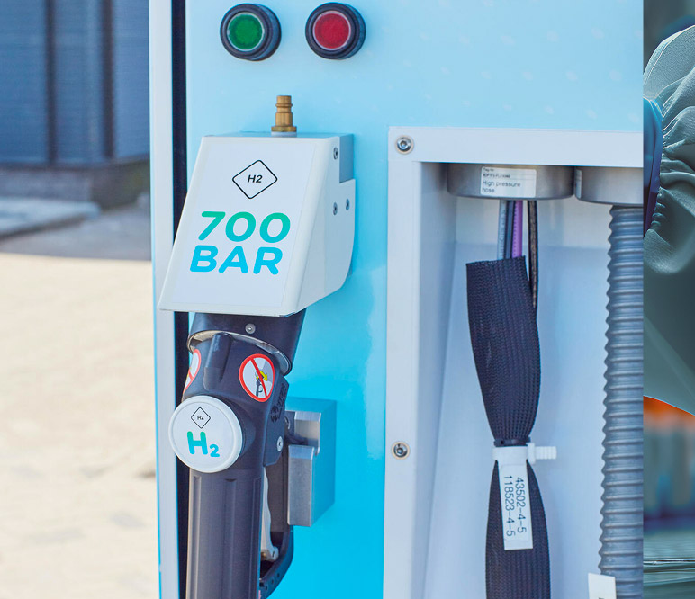 Hydrogen refueling station for vehicles