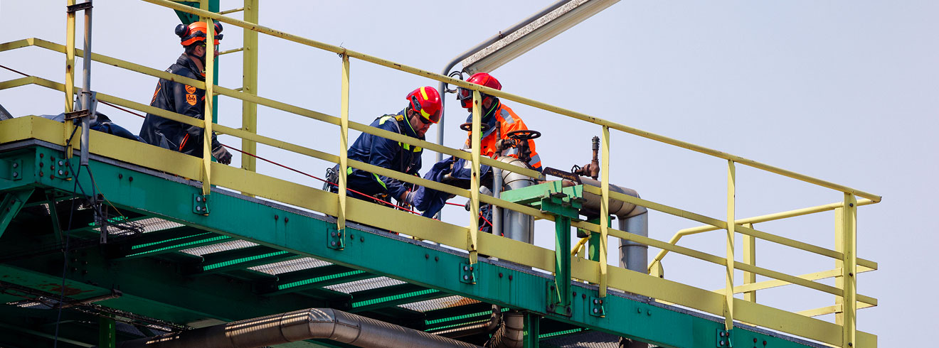 Training a group of trainees in a real-world scenario on an elevated structure