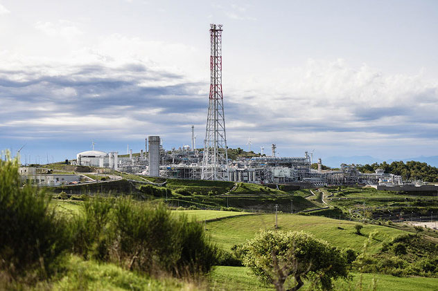 Oil production site illustrating the need for CO2 capture 